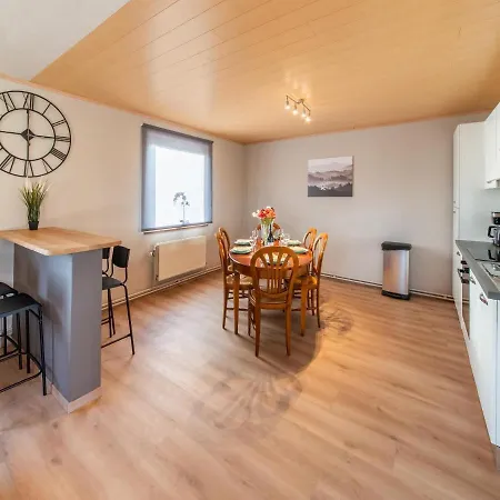 Сasa de vacaciones In With Garden